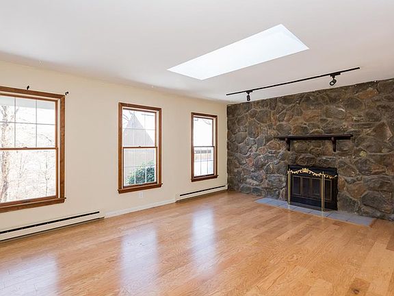 3rd image of 71 Willow Trail Ct