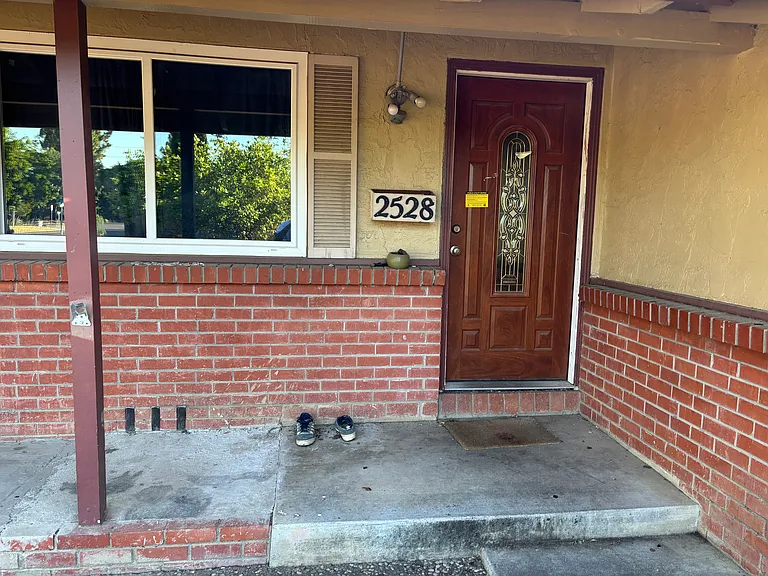 2528 Bates Dr — Photo 3