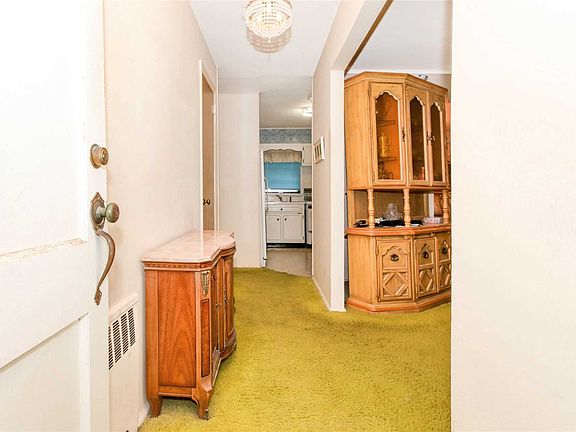2nd image of 880 Linda Pl