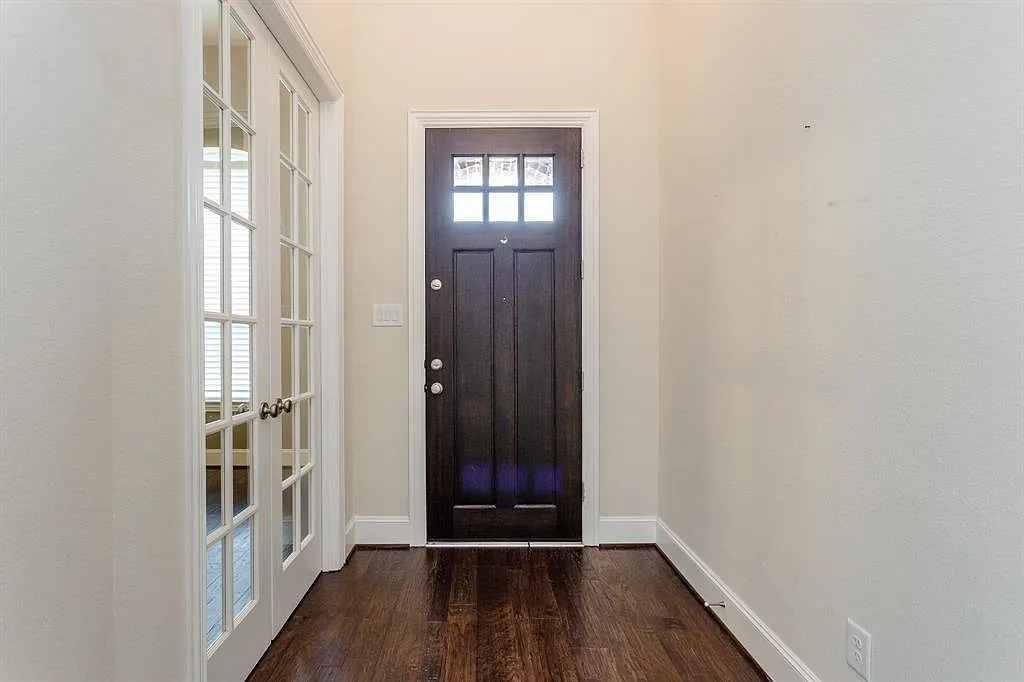 5 bed, 5.0 bath, 4375 sqft, $5,300 — Photo 2