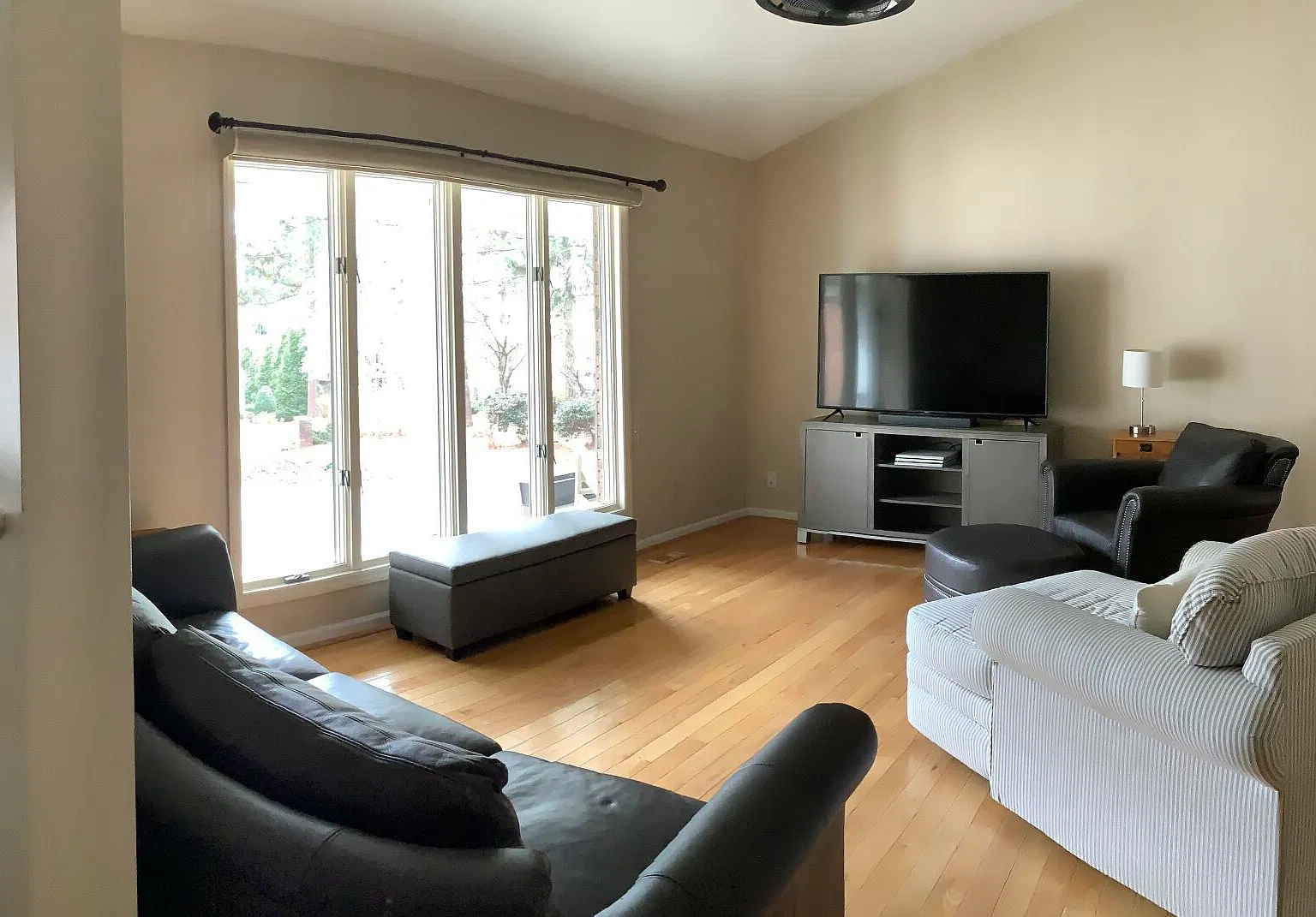 3 bed, 2.0 bath, 2378 sqft, $2,300 — Photo 2