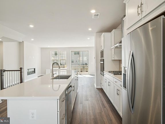 4th image of 816 Sawback Sq NE