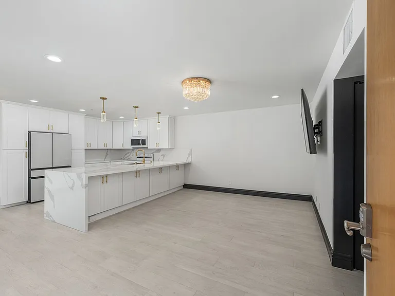 602 W Fir St W #201 — Photo 8