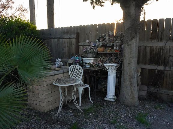 5th image of 1705 E Foster Drive #B