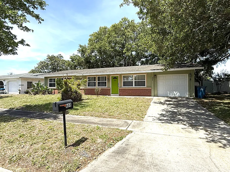 668 Hampton Dr NE — Photo 2