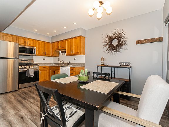 5th image of 617 Limerick Ln APT 3C