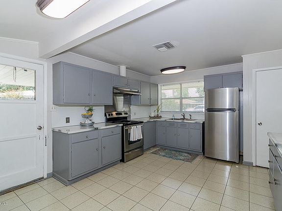 4th image of 207 Woodcrest Cir