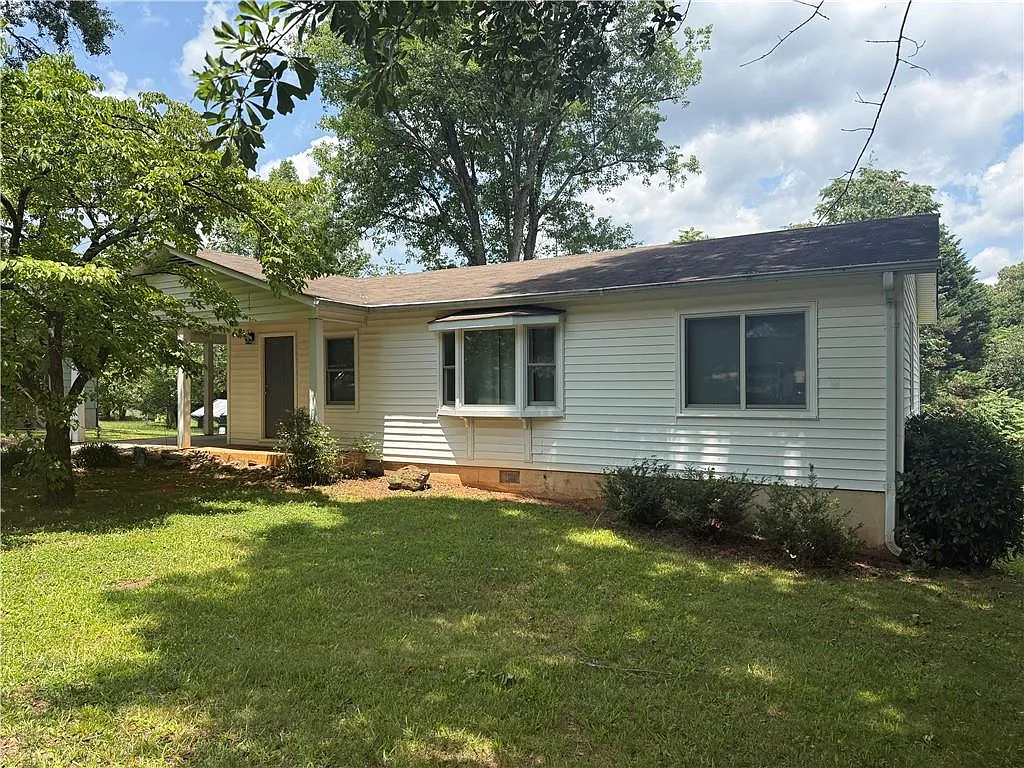 3 bed, 1.0 bath, 1032 sqft, $1,645 — Photo 1