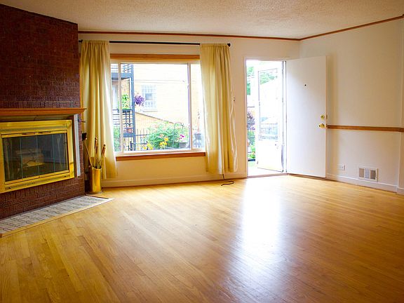 2nd image of 2905 W Glenlake Ave