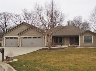 2 Adams Cir, Utica, IL 61373