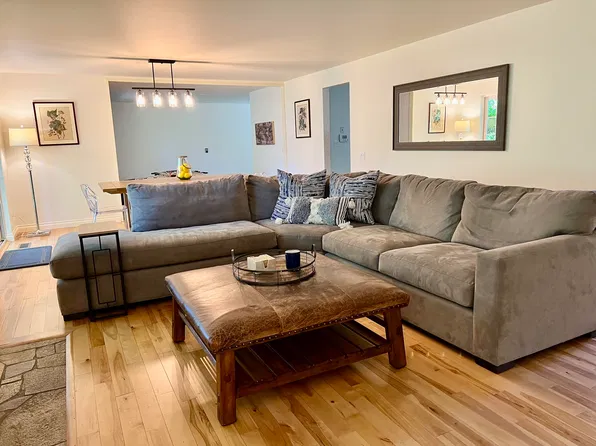 8320 SE 34th St, Mercer Island, WA 98040
