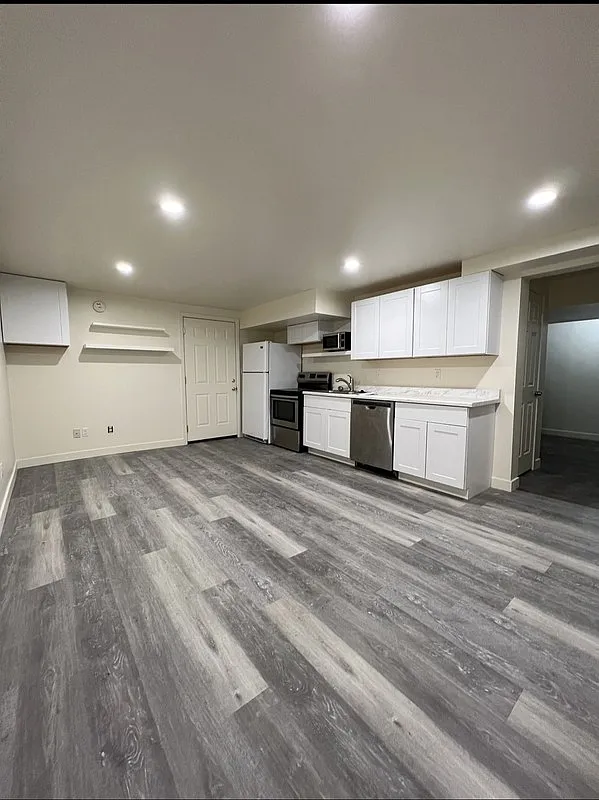 Newly Renovated Basement Apartment — Photo 2