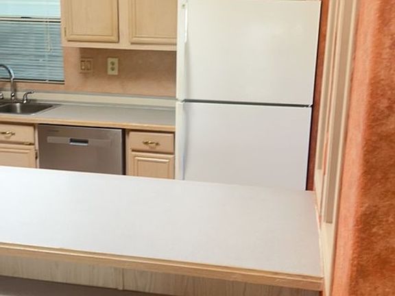3rd image of 3167 W Robin Rd