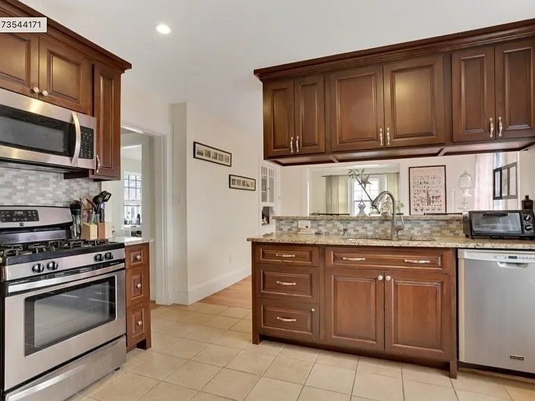 35 Manning St #2 — Photo 4