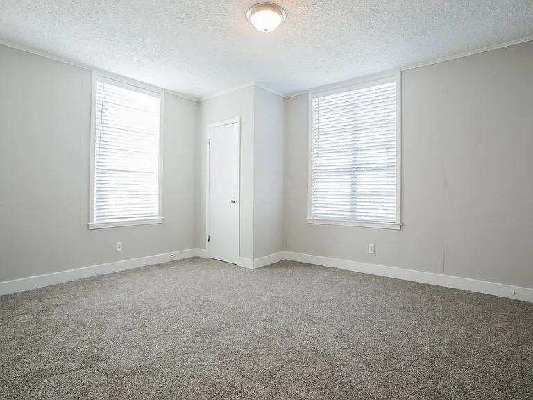 586 N 6th St — Photo 3
