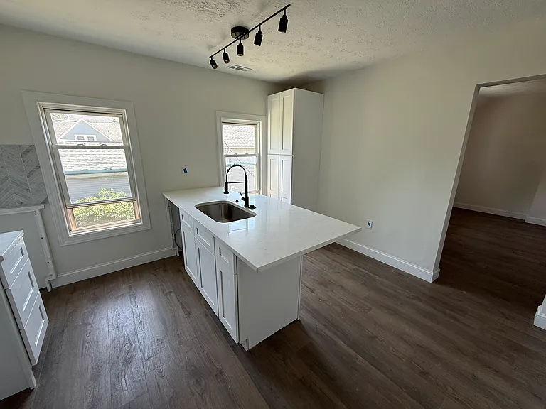 2089 W 41st St — Photo 3