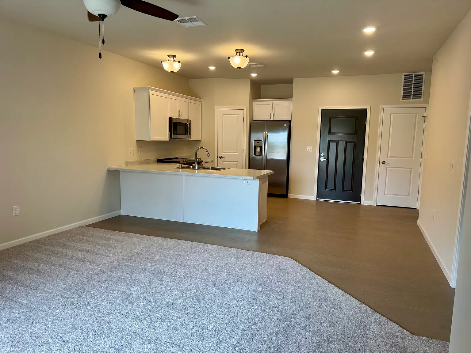 1 bed, 744 sqft, $1,745 — Photo 3