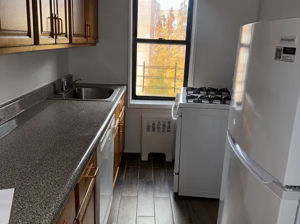 142-02 Pershing Crescent image 2 of 5