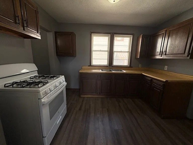 566 Sumner St — Photo 4