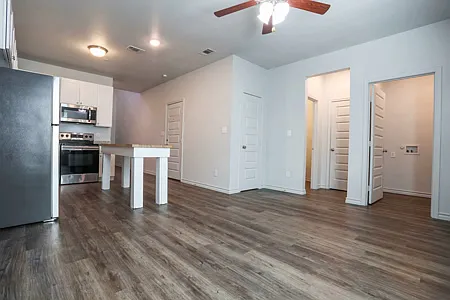 3 bed, 2.5 bath, 1400 sqft, $1,799 — Photo 4