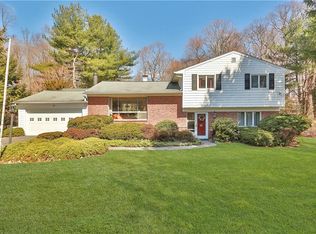 10 Armand Pl, Valhalla, NY 10595