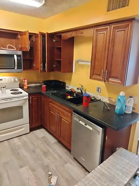 2 bed, 1.5 bath, 924 sqft, $1,700 — Photo 2