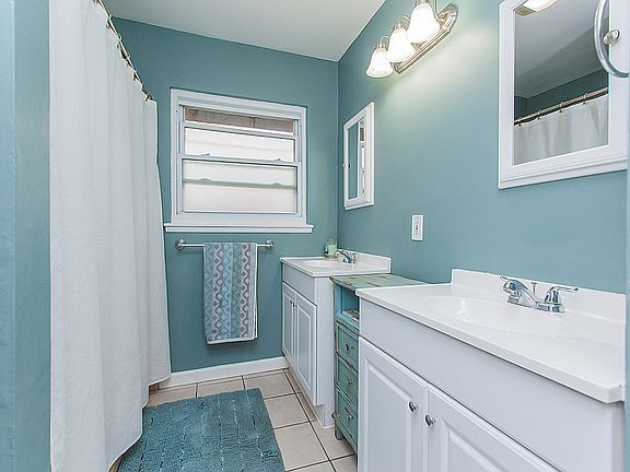 3rd image of 6521 Woodlake Ave