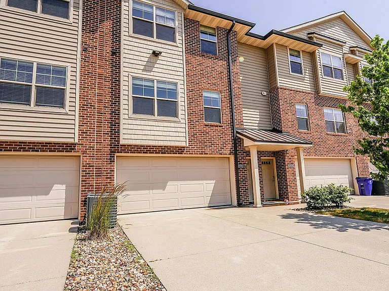 Maplewood Townhouses — Photo 34