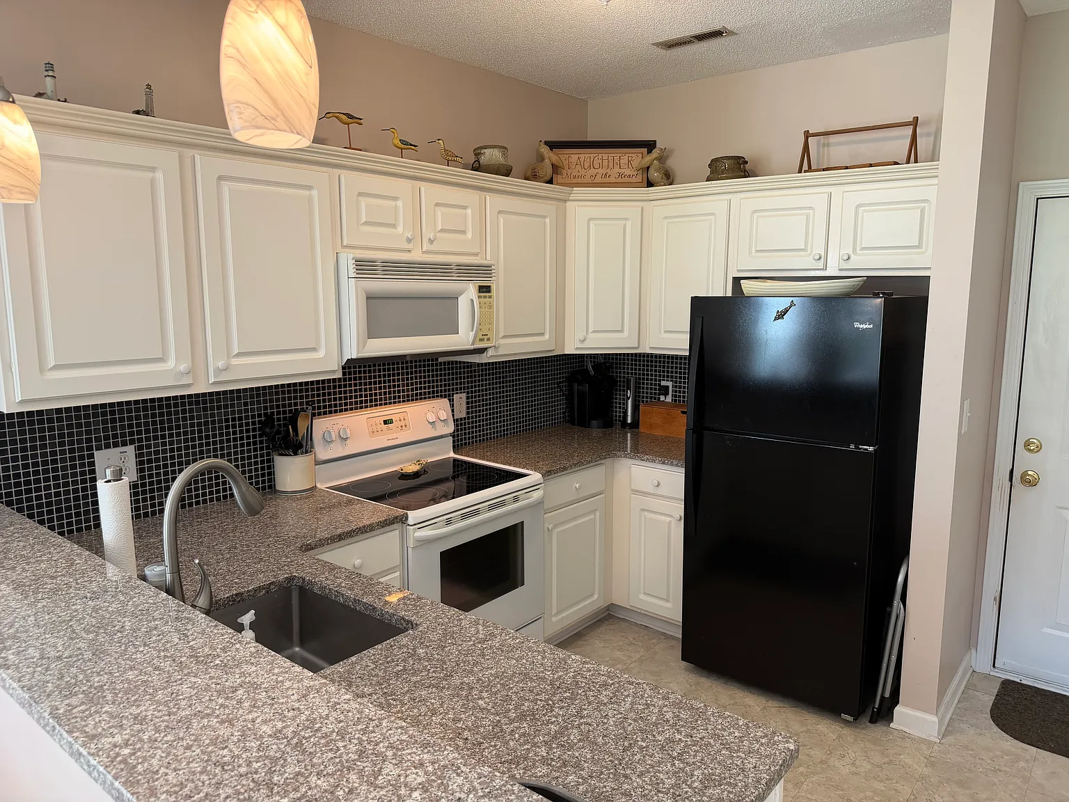 2 bed, 920 sqft, $1,650 — Photo 2