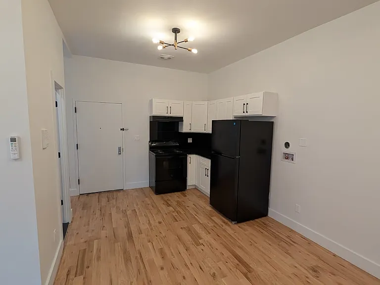 725 Dumont Ave #3R — Photo 8