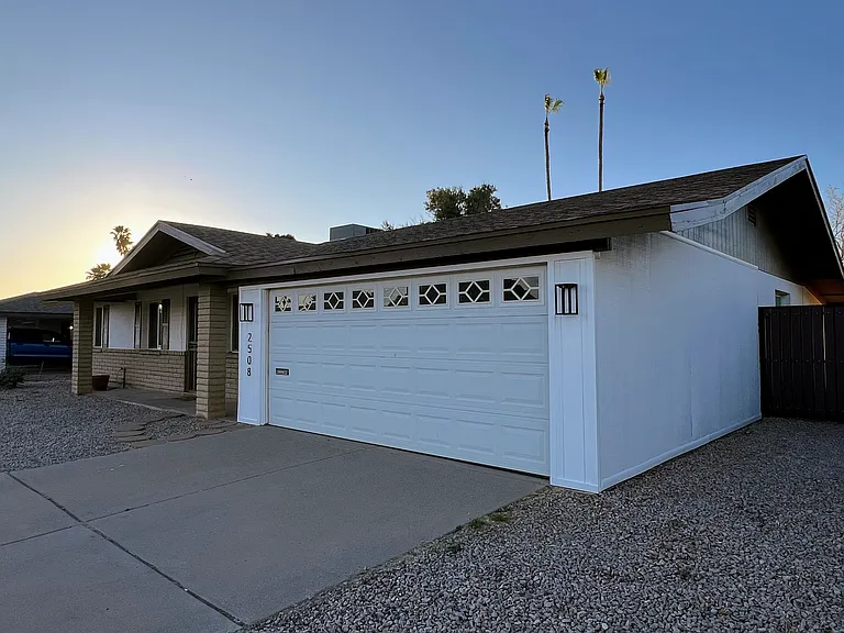 2508 E Loyola Dr — Photo 7