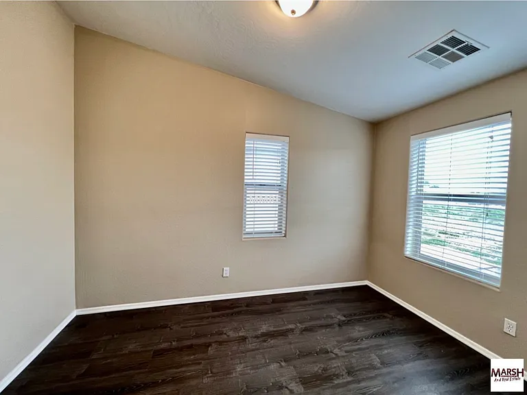 5911 S 35th Pl — Photo 8