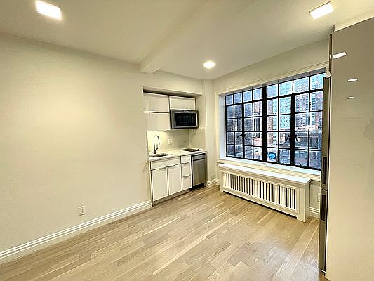 2nd image of 5 Tudor City Pl #1561