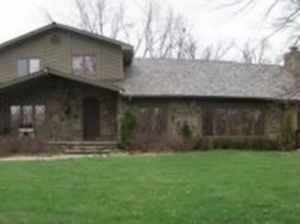 8 Pepperwood Ln, Hutchinson, KS 67502