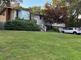 14 Branch Ln, East Setauket, NY 11733