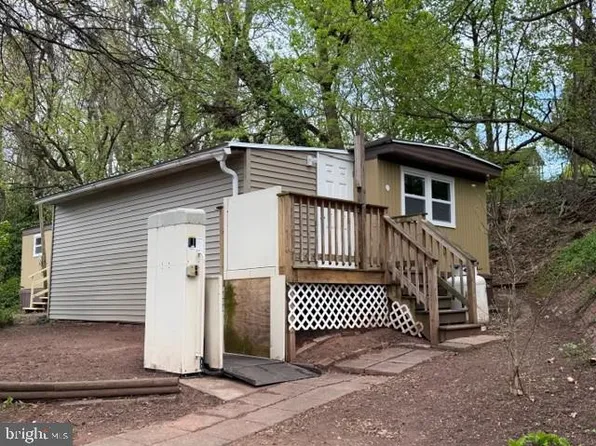 20 Oakland Mnr, Highspire, PA 17034