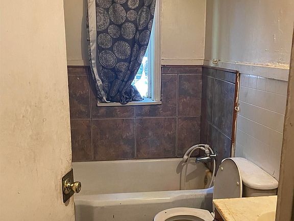 3rd image of 2924 S Poplar St