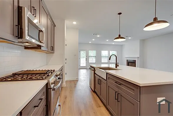 1412 Victoria St — Photo 11