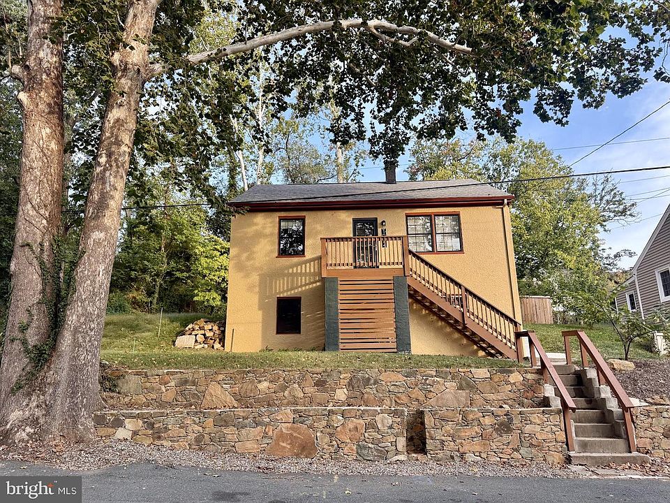 1st image of 1002 2nd St SE