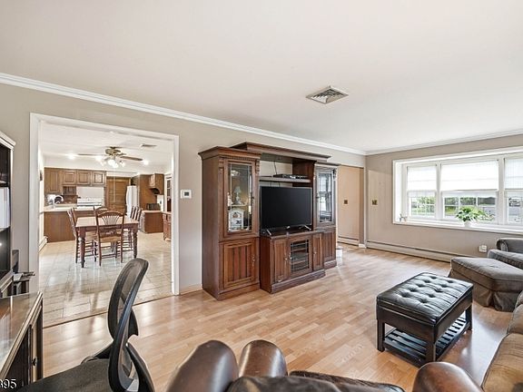 5th image of 30 Whittier Ln