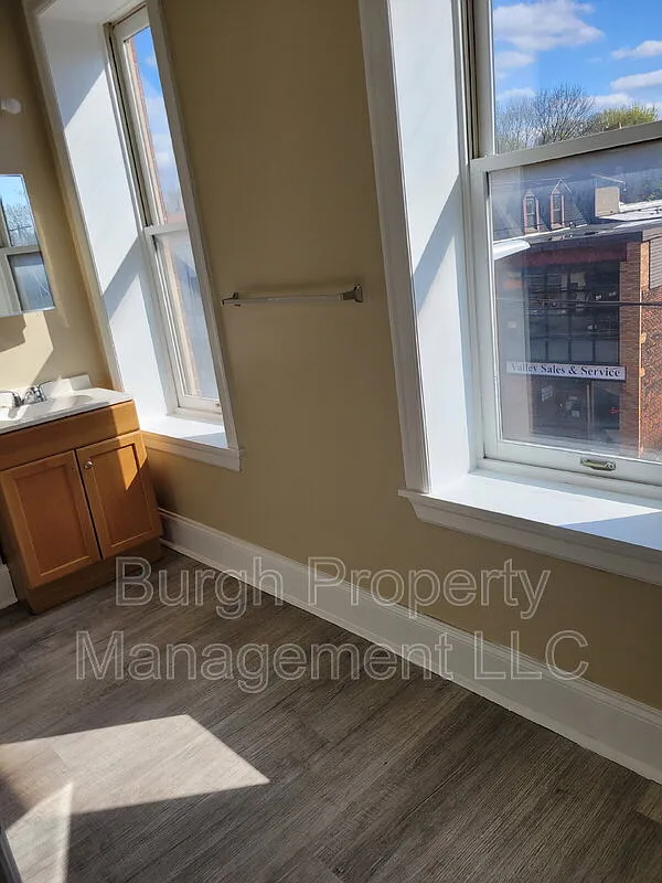 2 bed, 1.0 bath, $995 — Photo 4