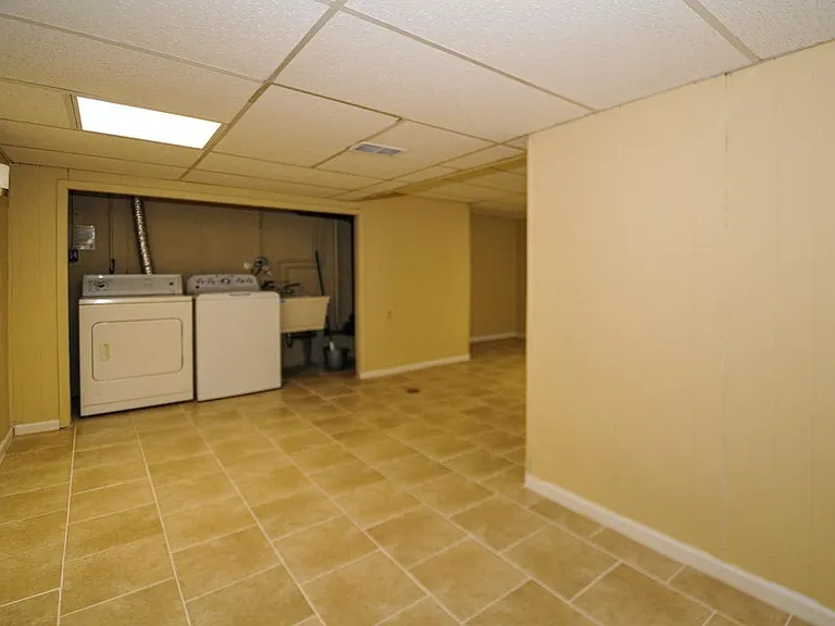 513 W Potter St — Photo 45
