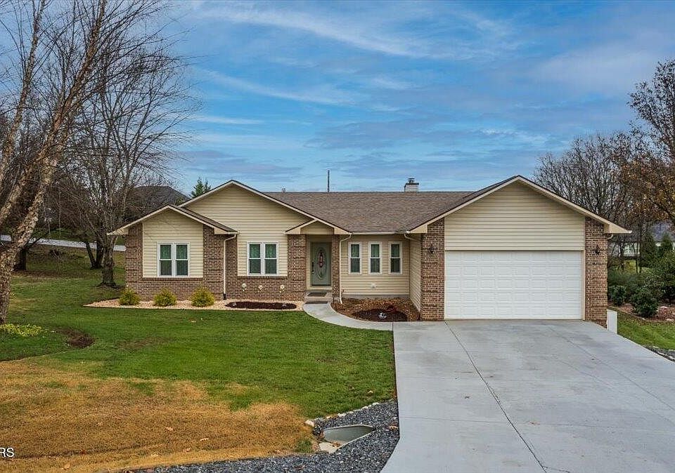 1st image of 104 Chaloni Ln