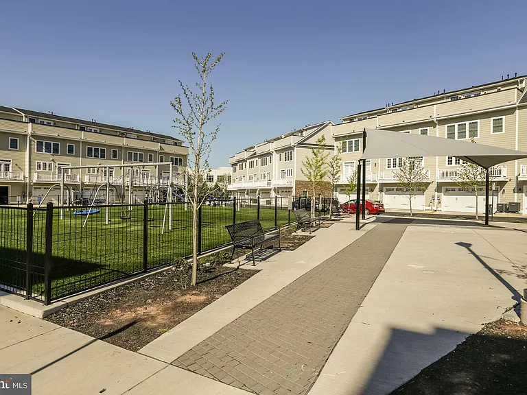 13740 Endeavour Dr #403 — Photo 25