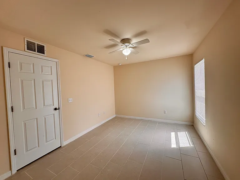 1136 SE 9th Ct — Photo 5