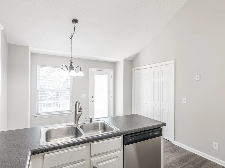 108 Longview Dr — Photo 5