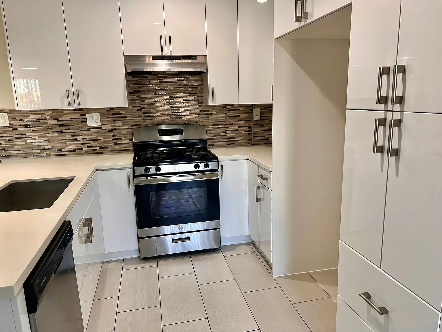 Tarzana Terrace Apartments — Photo 4