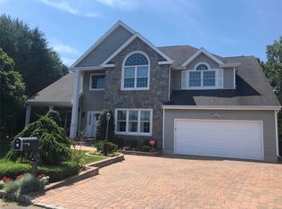 21 Clover Meadow Ct, Holtsville, NY 11742