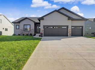 2245 Green Leaf Cir, Norwalk, IA 50211