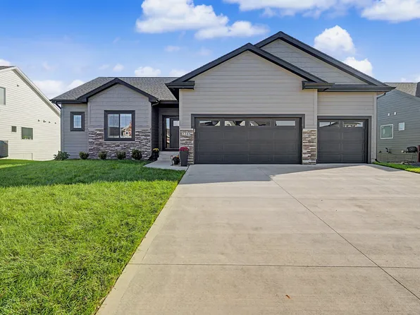 2245 Green Leaf Cir, Norwalk, IA 50211